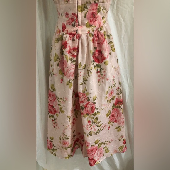 Jessica Simpson red roses eyelet lace fit & flare dress size medium brand new - Picture 16 of 17